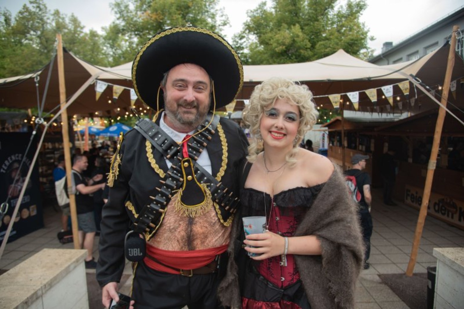 Zwei verkleidete Festivalfans