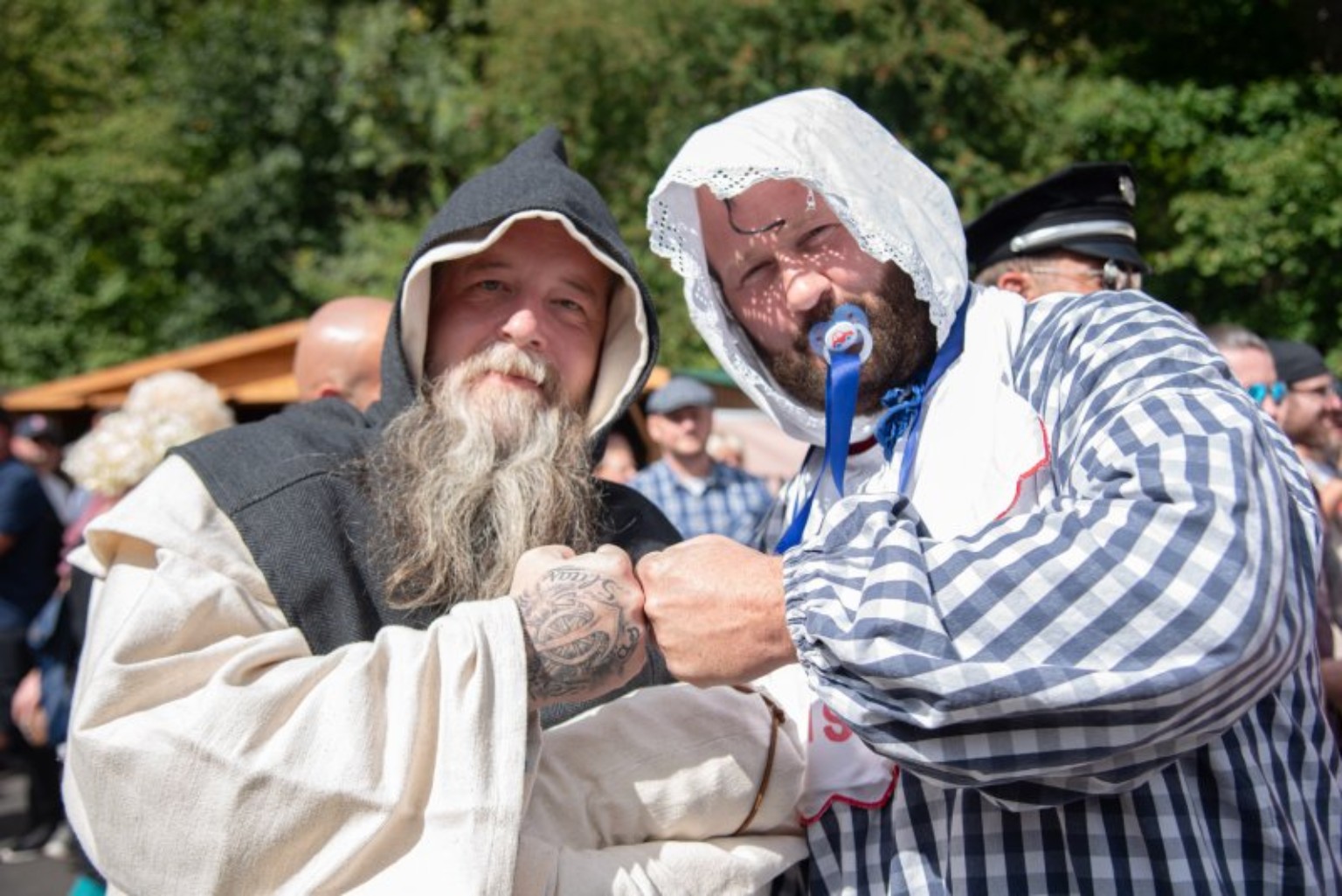 Zwei Festivalfans in Filmkostümen