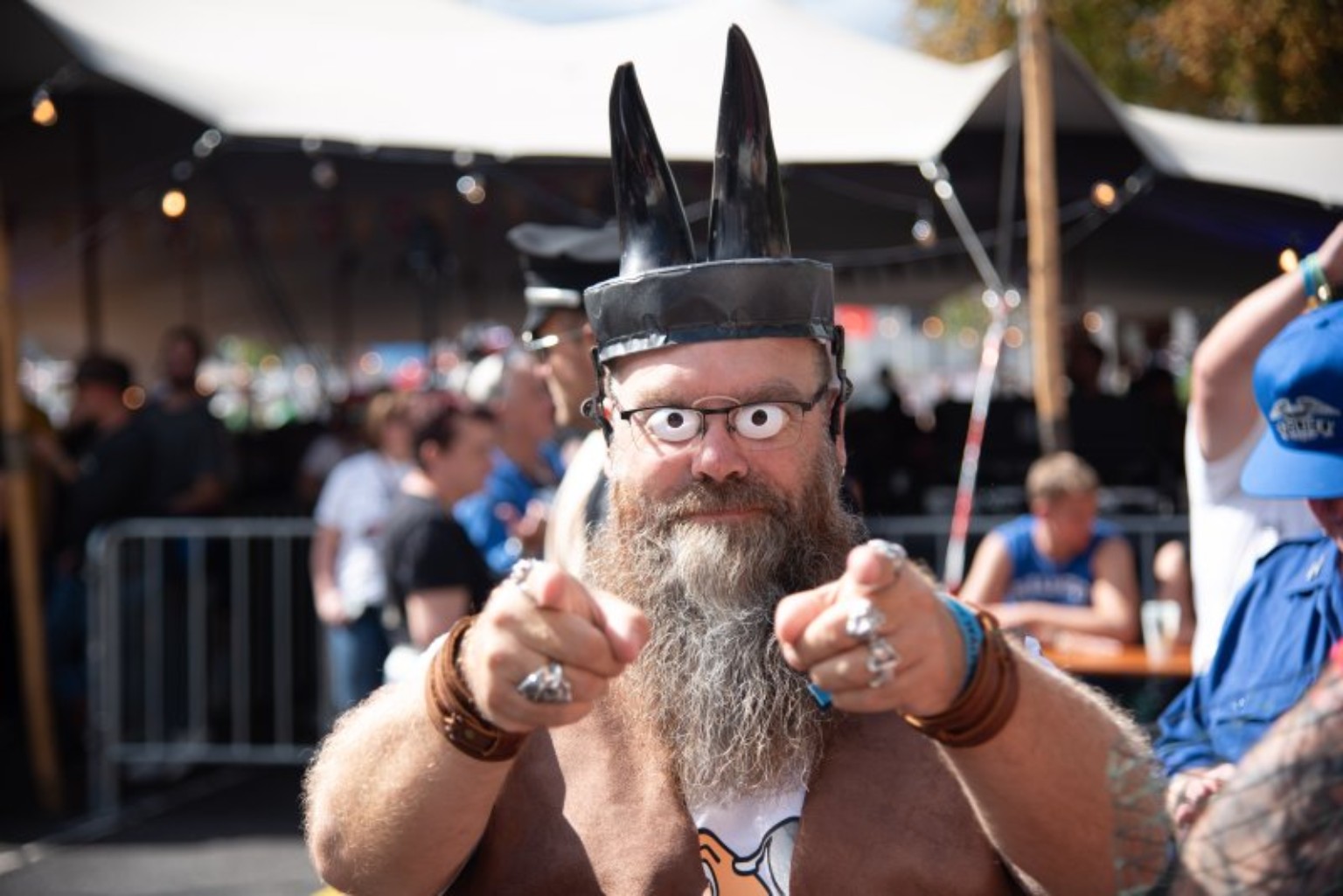 Festivalfan mit auffälligem Kostüm