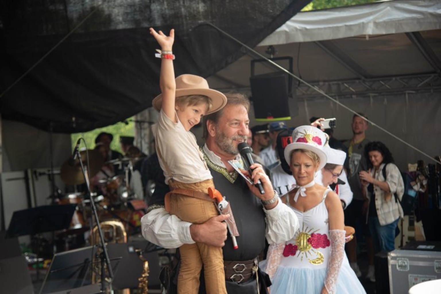 Junger Spencerhill-Fan im Westernkostüm auf der Festivalbühne