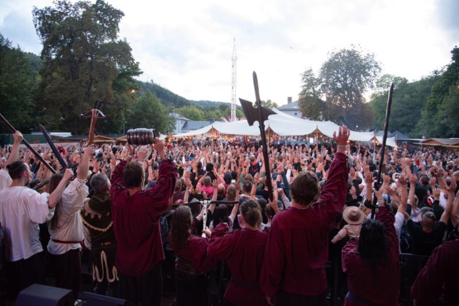 Spencerhill Festivalpublikum mit erhobenen Händen vor der Bühne