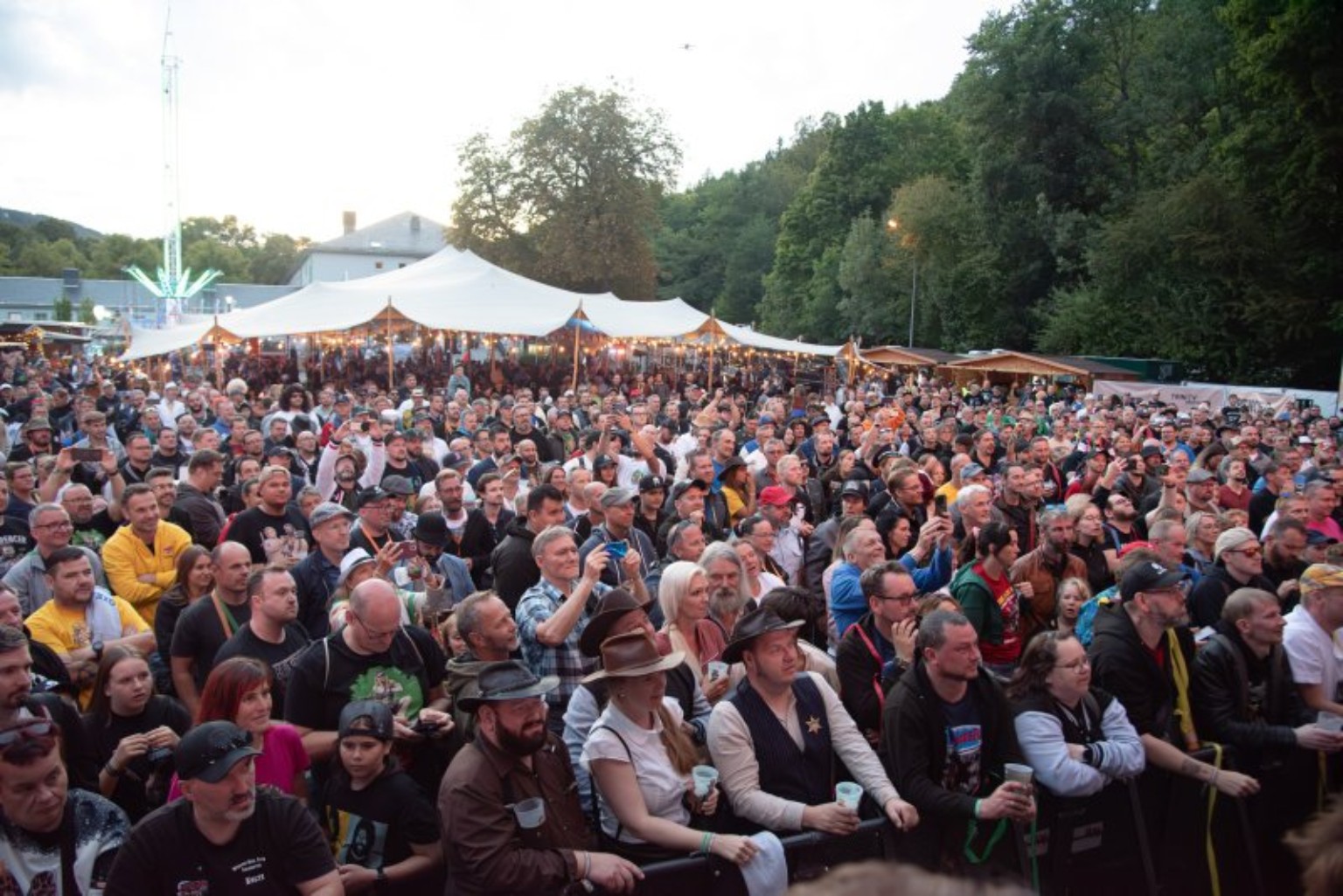 Großes Spencerhill Festivalpublikum
