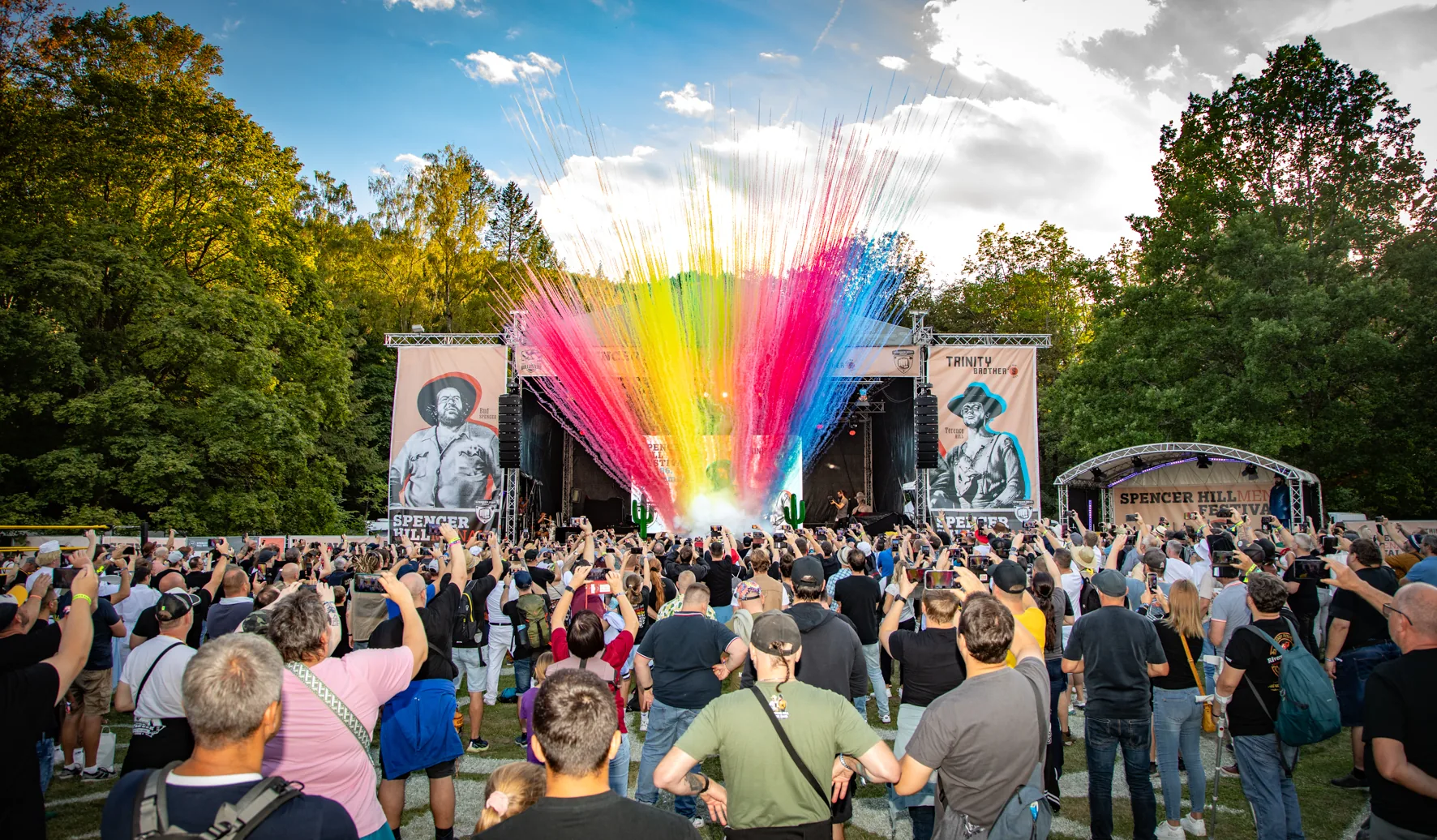 Festivalpublikum vor der Bühne mit farbigem Rauch