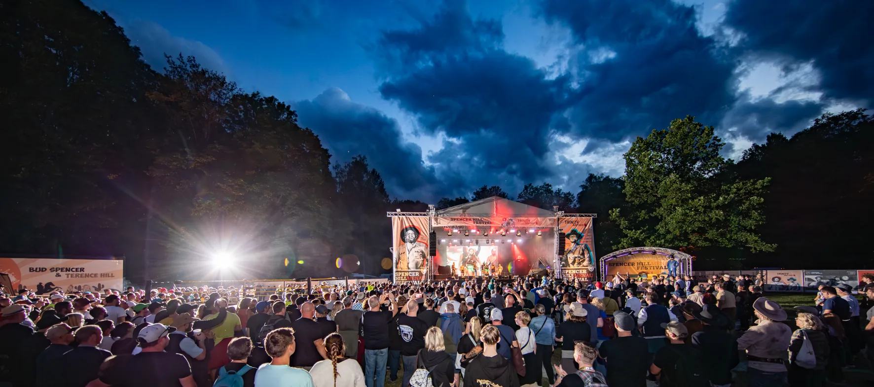 Festivalbühne und Publikum bei Nacht